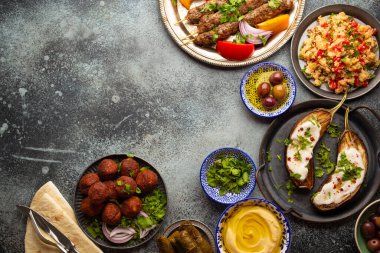 Orta Doğu akşam yemeği masası