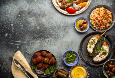Orta Doğu akşam yemeği masası