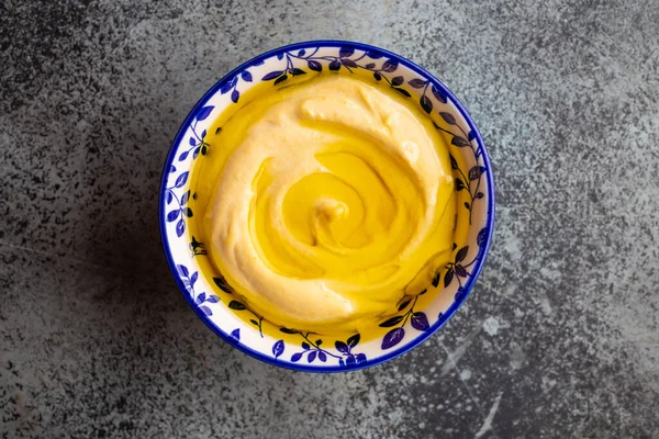Lahodný hummus podávaný s olivovým olejem shora. Středovýchodní a středomořská tradiční svačinka nebo předkrm, lehká a zdravá omáčka na chléb, pohled shora . — Stock fotografie