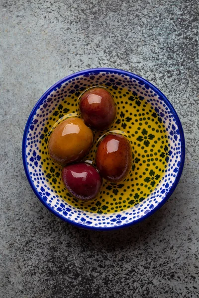 Le olive nere mature deliziose in una boccia, dall'alto. Spuntino o antipasto tradizionale mediorientale e mediterraneo, cibo leggero e sano, vista dall'alto . — Foto Stock