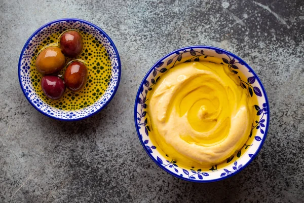 Delizioso hummus servito con olive — Foto Stock