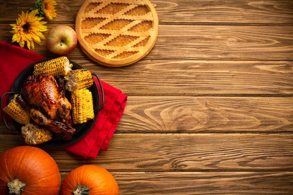 感恩节餐桌作文与烤火鸡，南瓜派，秋天的水果。感恩节庆祝晚餐与传统的秋天餐在乡村木桌上。案文的空间，从上往下. — 图库照片