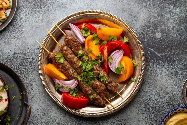 Delizioso kebab di carne con insalata di verdure fresche — Foto Stock