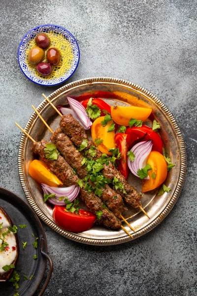 Heerlijke vleeskebab met verse groentesalade — Stockfoto
