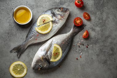 Dorado balığı baharatsız.