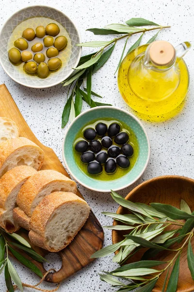 Ingredientes e aperitivos para refeição italiana ou mediterrânea — Fotografia de Stock