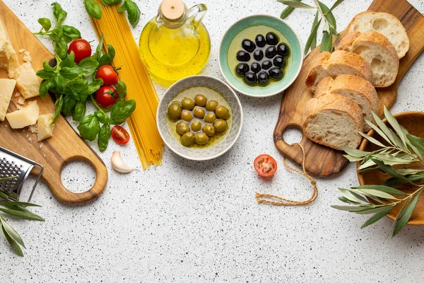 Ingrediënten en voorgerechten voor Italiaanse of mediterrane maaltijd — Stockfoto