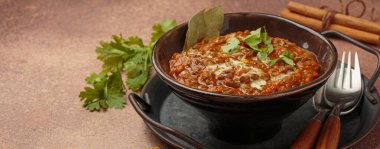 Krema ve kişniş yapraklı Dal Makhani, zerdeçal, tarçın ve yıldız anason, otantik Hint yemeği, kopyalama alanı gibi baharatlarla birlikte rustik kasede servis edilir.