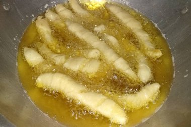 Lezzetli erimiş muzun yakın plan çekimi. Erimiş muz ya da pisang molen, muz kaplanmış hamur hamuru sayfalarından yapılan hafif tabaklardır ve sonra yağla kızartılır..