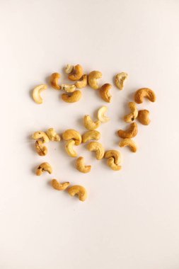 Fındıklar beyaz arka planda yayılır. Kiş fındıkları beyaz bir yüzeye yayılır. Beyaz izolasyona dağılmış kiş.