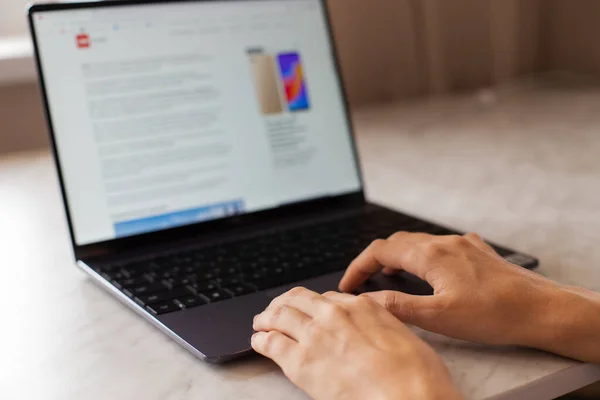 Rapariga Notícias Computador Mãos Menina Estão Teclado Enquanto Trabalhava Laptop — Fotografia de Stock