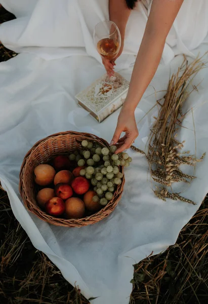 Girl Picnic Gives Field Girl Drinks Wine Eats Fruit Woman — Stock Photo, Image