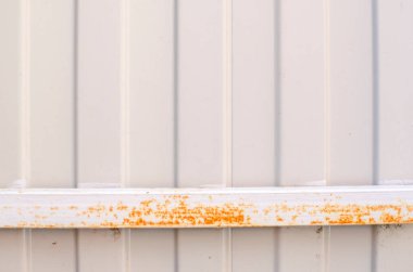 Hafif metal levhalardan yapılmış eski bir çit.