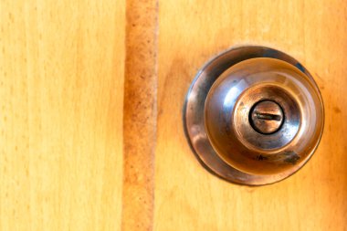 Metal saplı eski ahşap kapı.