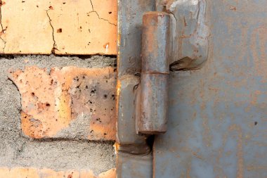 Gri ve tuğla işçiliğiyle boyanmış metal bir kapı ögesi