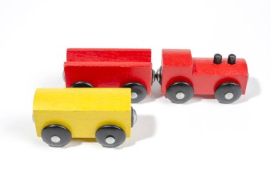 Beyaz arka planda arabaları olan ahşap buhar treni.