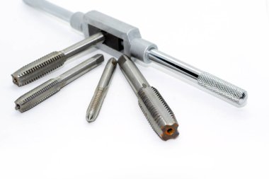 Metal düğümlerle metrik iplikleri kesmek için metal araç