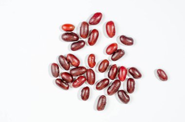 Beyaz arkaplanda kırmızı fasulye ve yazı için bir yer.