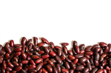 Beyaz arkaplanda kırmızı fasulye ve yazı için bir yer.