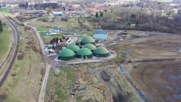 Flygfoto över biogasanläggningar och lagringstankar. Flygning mot biogaskraftverk. — Stockvideo