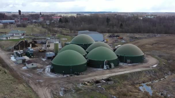 Vista aerea dell'impianto di biogas e dei serbatoi di stoccaggio. Volo intorno alla centrale a biogas. Colpo in cerchio — Video Stock