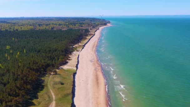 Veduta aerea volare lungo il Mar Baltico lettone spiaggia costa verso turbina eolica vicino Liepaja — Video Stock