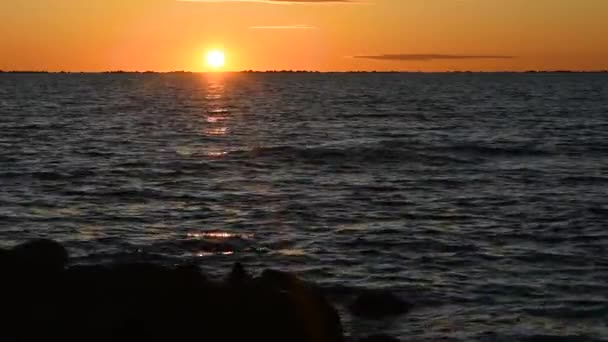 Oranje zon gaat langzaam achter de horizon in zee — Stockvideo