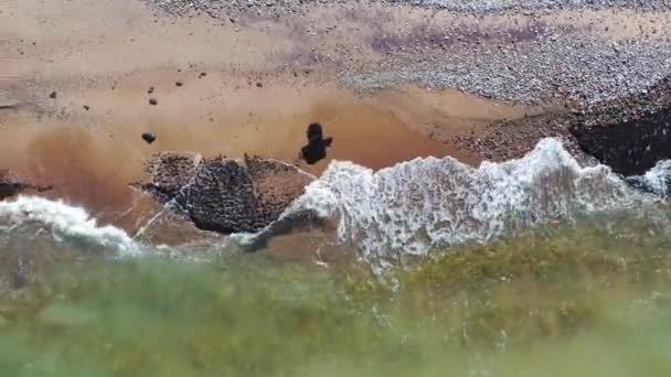 Flygskott som flyger längs kusten. Vågor kraschar mot stenstrand — Stockvideo