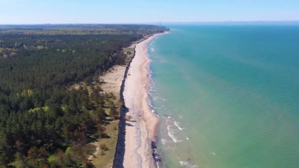 Uitzicht vanuit de lucht langs de Letse Oostzeekust richting windturbine nabij Liepaja — Stockvideo