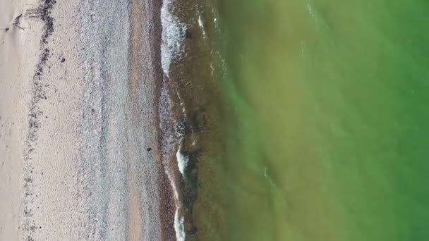 Disparo aéreo volando a lo largo de la costa. Olas estrellándose contra la playa de guijarros — Vídeos de Stock