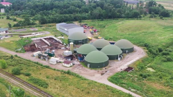 Vista aérea de la planta de biogás y tanques de almacenamiento. Vuelo alrededor de la central eléctrica de biogás. Disparo orbital — Vídeo de stock