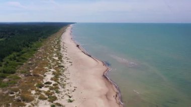 Letonya Baltık Denizi sahil kıyısı boyunca uçan hava manzarası. Sahildeki insanlar