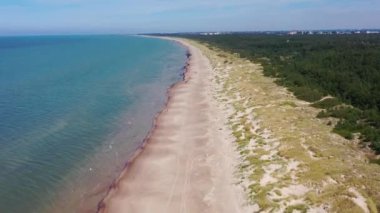 Letonya Baltık Denizi kıyısı boyunca Liepaja 'ya doğru uçan hava manzarası