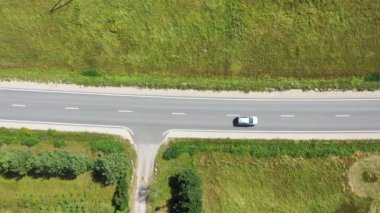 Yukarıdan aşağıya, asfalt yolda uçan arabalarla.