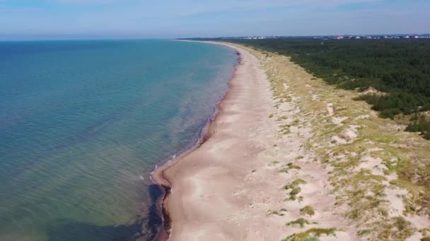 Vista aérea volando a lo largo de la costa litoral del mar Báltico de Letonia hacia Liepaja — Vídeos de Stock