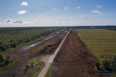 Turba tarlasının havadan görünüşü. Peat çıkarımı