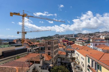 Kırmızı Döşemeli Çatı ve Okyanus, Madeira, Portekiz 'in Panoramik Manzarası