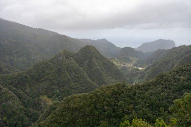 Ribeiro Frio, Madeira, Portekiz 'deki Miradouro dos Balcoes' un yeşil dağlarına bakın.