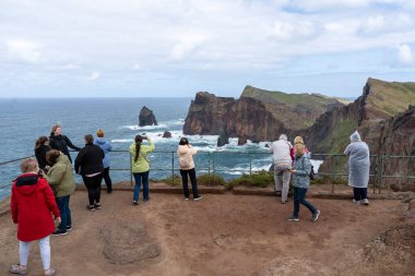 Madeira, Portekiz - 03.22.2025: Portekiz 'in Madeira kentindeki Ponta do Rosto Viewpoint kıyı kayalıklarında turistler