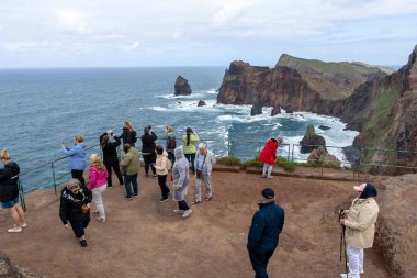 Madeira, Portekiz - 03.22.2025: Portekiz 'in Madeira kentindeki Ponta do Rosto Viewpoint kıyı kayalıklarında turistler