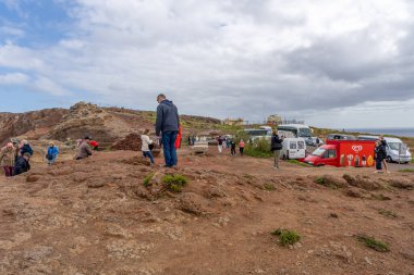 Madeira, Portekiz - 03.22.2025: Portekiz 'in Madeira kentindeki Ponta do Rosto Viewpoint kıyı kayalıklarında turistler