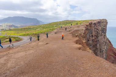 Madeira, Portekiz - 03.22.2025: Portekiz 'in Madeira kentindeki Ponta do Rosto Viewpoint kıyı kayalıklarında turistler