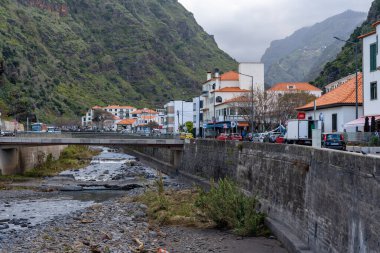 Ribeira Brava, Madeira, Portekiz - 03.23.2025: Ribeira Brava, Madeira, Portekiz 'de bir kanal