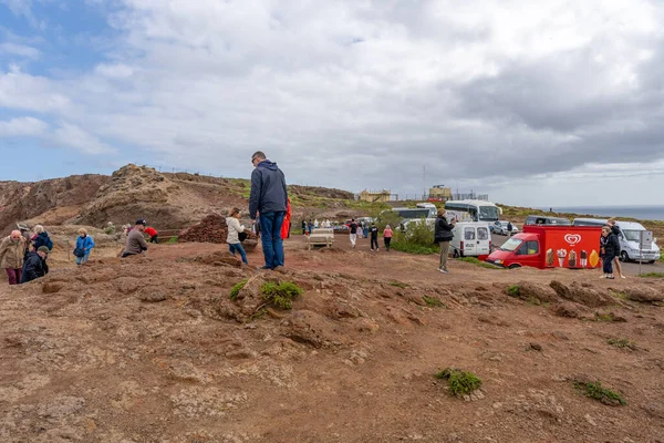 Madeira, Portekiz - 03.22.2025: Portekiz 'in Madeira kentindeki Ponta do Rosto Viewpoint kıyı kayalıklarında turistler