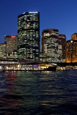 Sydney, NSW, Avustralya-5 Nisan 2016: Dairesel Rıhtım, aydınlatılmış CBD ve gün batımından sonraki gezinti alanı.