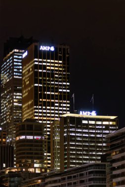 Sydney, NSW, Avustralya-2 Mayıs 2016: Dairesel Rıhtım, aydınlatılmış CBD ve gün batımından sonraki gezinti alanı.