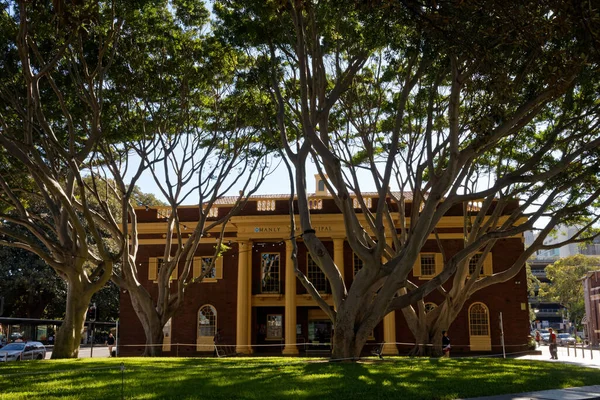 Sydney, NSW, Avustralya - 3 Mayıs 2016: Sidney 'in erkeksi banliyösü, Sidney Limanı' ndan Mercan Denizi 'ne kadar.