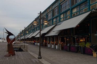 Sydney, NSW, Avustralya-2 Mayıs 2016: Woolloomooloo Bölgesi, eski depo ve limanları apartman ve restoranlara dönüştürülmüş.
