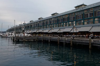 Sydney, NSW, Avustralya-2 Mayıs 2016: Woolloomooloo Bölgesi, eski depo ve limanları apartman ve restoranlara dönüştürülmüş.