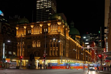 Sydney, NSW, Avustralya-2 Mayıs 2016: Gece Kraliçe Victoria Binası, karayolu çalışmaları ve dolambaçlı yollar.